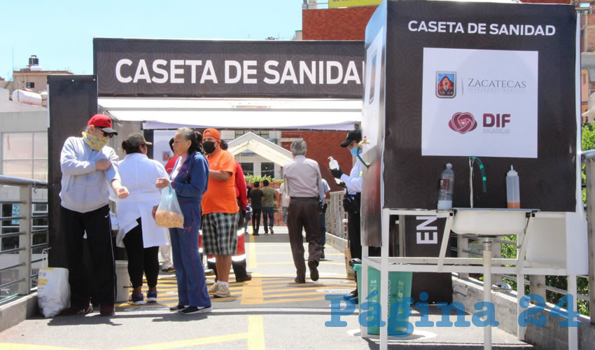 Ulises Mejía Haro, presidente municipal de Zacatecas, dio a conocer que una de las principales acciones que se están realizando en ésta es enseñarles a las personas en que consiste la sana distancia, por lo que se colocaron calcomanías en el piso a una distancia de un metro y medio entre cada una (Foto Rocío Castro)