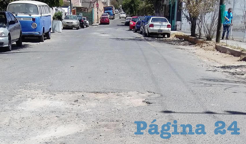En los enormes baches se han caído mujeres con bebés en carriola, ancianos, ciclistas y vehículos; moretones y heridas, así como piezas rotas son la tónica diaria en estas calles: Urge atender el problema, exigen habitantes de la zona/Foto: Francisco Tapia