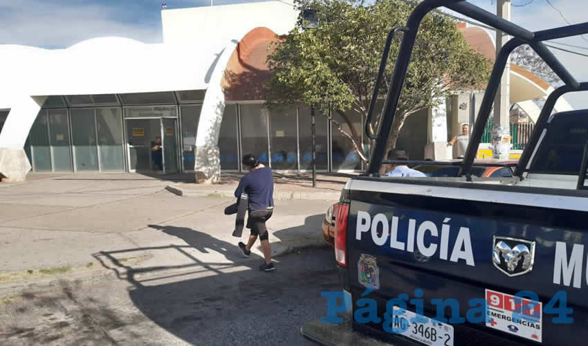 En su traslado a un hospital, un uniformado logró despejar las vías respiratorias del menor, por lo que al llegar al IMSS el pequeño ya estaba fuera peligro