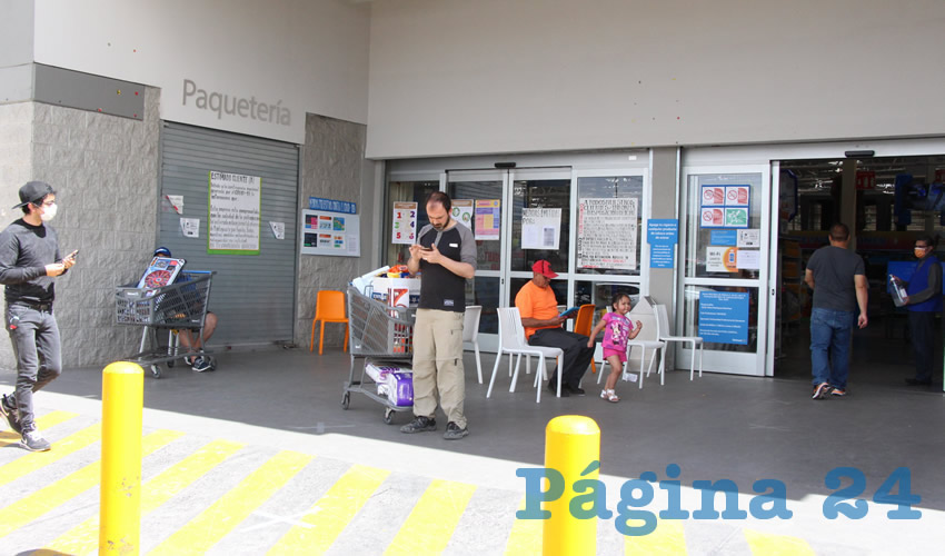Algunos anaqueles de tiendas departamentales lucen vacíos, pese a que han resurtido los productos en reiteradas ocasiones, el miedo en la población ha desembocado en compras de pánico (Foto Rocío Castro Alvarado / Cristo González)