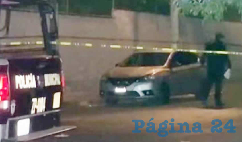El cadáver del hombre fue localizado en el interior de un vehículo Nissan Versa, con placas del estado de Jalisco, que estaba estacionado sobre la calle Jesús y Acueducto/Foto: Especial