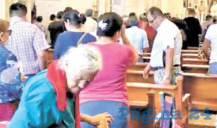 Al t&eacute;rmino de la celebraci&oacute;n de mediod&iacute;a, los feligreses fueron invitados a que se esperaran para la siguiente misa que estaba por comenzar (Foto: Cortes&iacute;a)