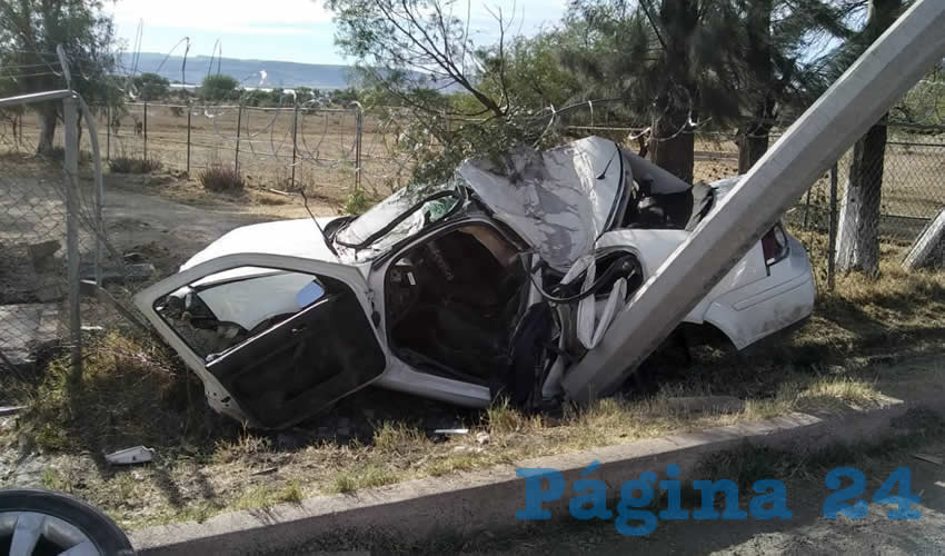 El auto Volkswagen, qued&oacute; totalmente destruido, en la carretera federal 45 norte