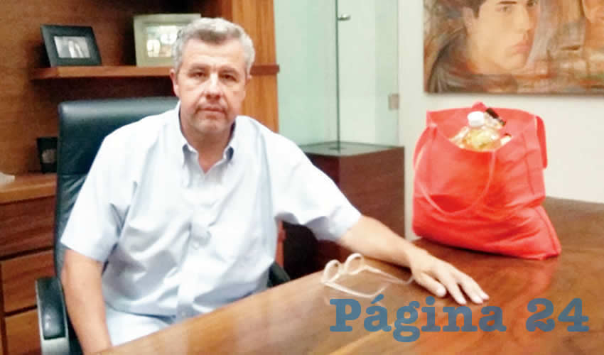 Algo es algo, el regidor priísta Alfredo Barba dijo que entregará 600 despensas de su propio bolsillo; a esto se sumaría lo que entregue el ayuntamiento de Tlaquepaque. Sin embargo, recalcó que la gente no se debería quejar de lo que se le regala/Foto: Francisco Tapia