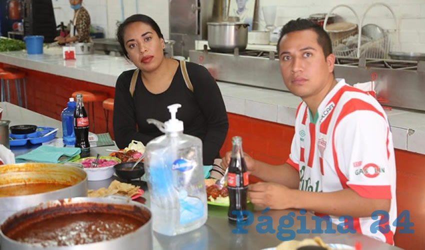 En La Mensajera, en el mercado Morelos, compartieron el pan y la sal Jazmín Castañeda Ortega y Arturo Herrera