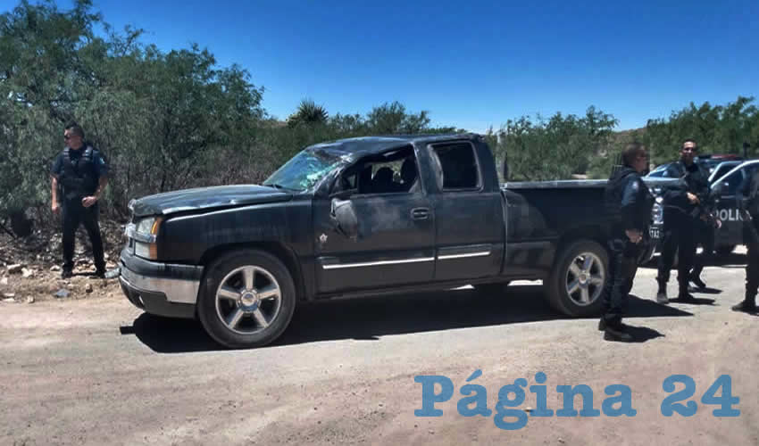 La camioneta Chevrolet Cheyenne negra, en donde las autoridades encontraron las armas y cartuchos