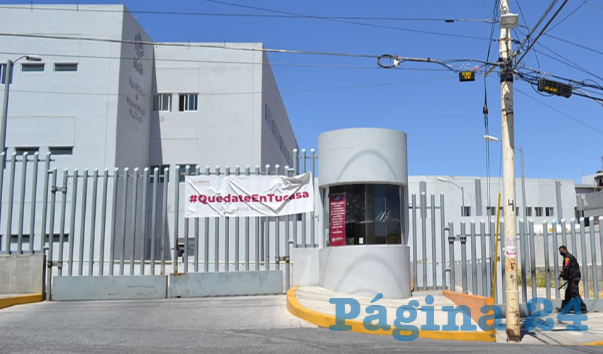 Aseguraron que el hospital está trabajando con el 90 por ciento de suplentes como enfermeros y camilleros, a quienes no les proporcionan material como cubrebocas, guantes, trajes, lentes especiales, ni caretas