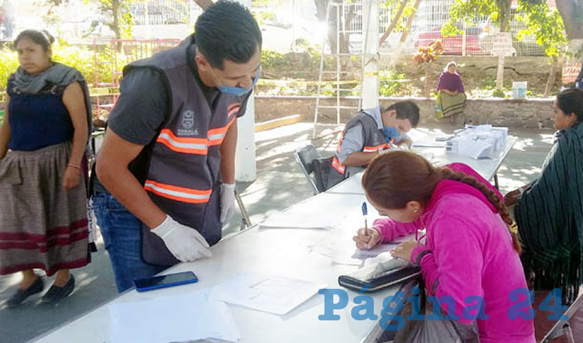 “Buscamos la manera de poder apoyarlos, firmando unos testigos y con eso podemos hacer el trámite. Aquí el trámite es personal y cada quien viene, no hay líderes y sólo se entrega por persona”, explicó uno de los encargados de atender a los solicitantes/Foto: Francisco Tapia
