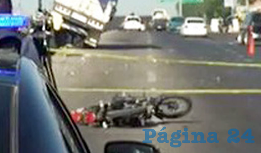El fatal accidente ocurrió a la altura del municipio de El Salto. La pareja, tras ser atropellada, salió volando varios metros; el camión se estrelló en el muro de contención y el cobarde conductor escapó del lugar para evitar la acción de la justicia/Fotos: Especial