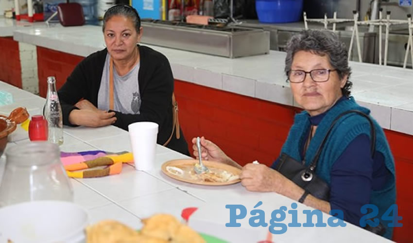 En Siete Mares, en el mercado Morelos, desayunaron María Meza Delgadillo y Raquel Delgadillo Anguiano