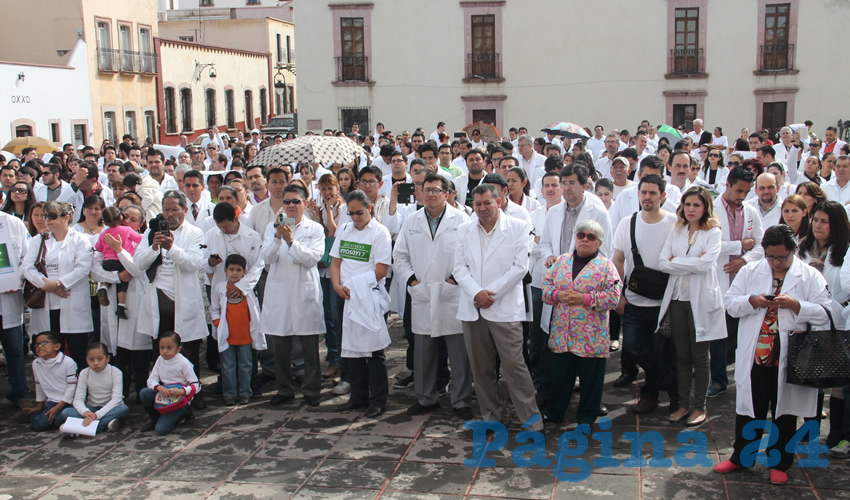 Es por esto que los médicos y enfermeras condenan la falta de dotación de cubrebocas, batas, caretas, guantes y lentes especiales por parte del sector que comprende la Secretaría de Salud de Zacatecas (SSZ) que encabeza Gilberto Breña Cantú; del Instituto Mexicano del Seguro Social (IMSS) y del Hospital General del Instituto de Seguridad y Servicios Sociales de los Trabajadores del Estado (ISSSTE) (Foto Archivo Página 24)