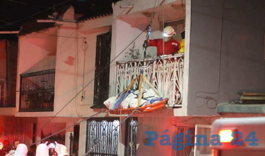 La noche del martes fue retirado el cad&aacute;ver de la v&iacute;ctima, el que por su excesivo peso fue bajado por el balc&oacute;n de la casa situada en calle Bodega 118