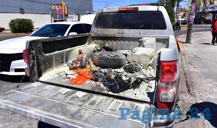 Fue en la caja donde comenz&oacute; el incendio de la camioneta Chevrolet S10 gris, que circulaba en el cruce de los bulevares Juan Pablo II y Adolfo Ruiz Cortines