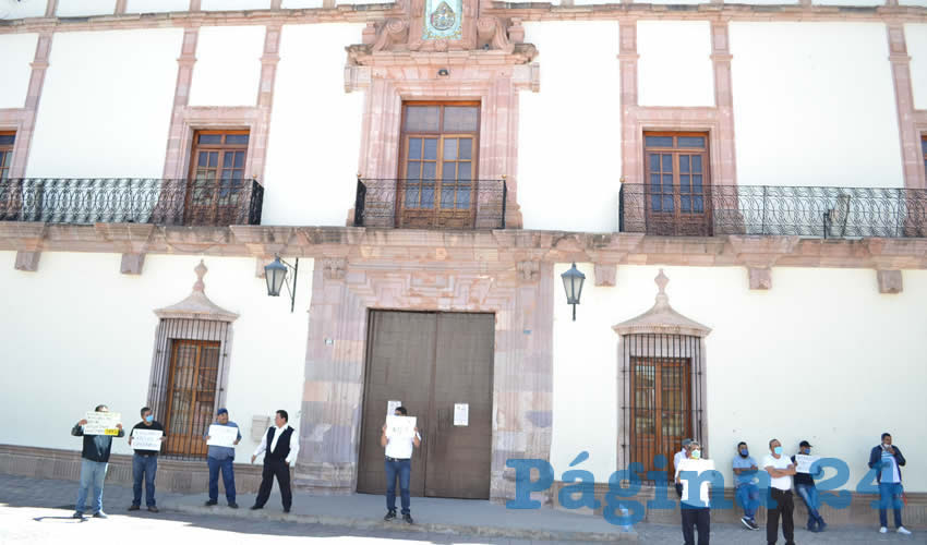 Después de un rato que iniciaron la protesta, ninguna autoridad los atendió, ni siquiera a escuchar las demandas de los choferes que se hicieron presentes en el céntrico espaci