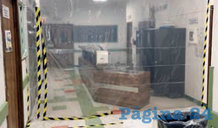 Si no hay cubrebocas, mucho menos batas y demás equipo para protegerse, denunciaron enfermeras de la Cruz Verde Zapopan Norte, lugar donde el personal tuvo que acondicionar un área con bolsas de plástico jumbo para atender a dos pacientes sospechosos con COVID-19; uno de ellos falleció el pasado jueves/ Foto: Especial