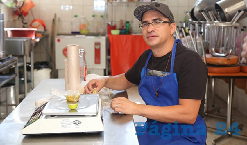 En Birriería Los Güeros del mercado Juárez desayunó Cesar Reyes Casillas, propietario del local