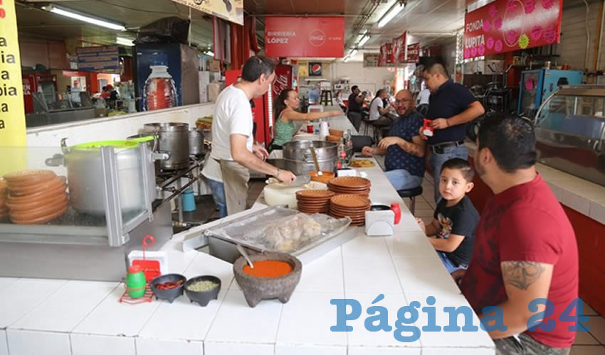 En Birriería López en el mercado Morelos venden rica birria para llevar a casa para compartirla con la familia