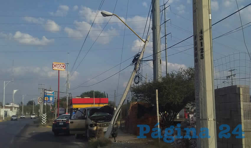 En avenida Héroe Inmortal, la camioneta Chrysler Voyager oro, modelo 1996, con placas de circulación ABD-357-A, se estampó contra un poste de concreto