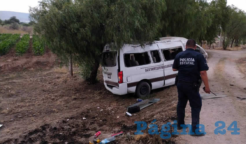 Una “combi” de transporte público se volcó en la carretera federal 45 norte, cerca de la comunidad El Salitrillo, en Rincón de Romos