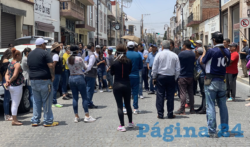 Comerciantes manifestándose (Foto Cristo González)