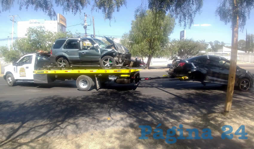 A la izquierda, la camioneta Ford Escape que tripulaba una familia de cinco integrantes, de los cuales dos corren peligro de muerte