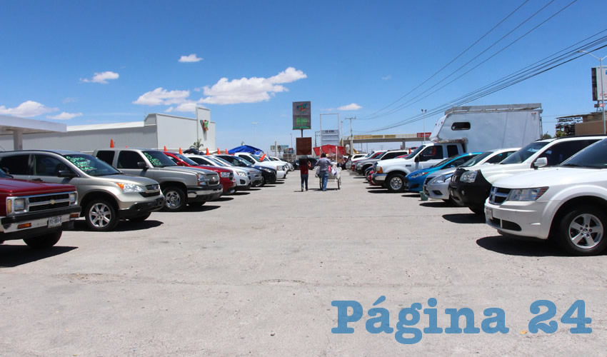 Muchos de los vendedores que se instalaban cada domingo en este lugar, son personas que se dedican de tiempo completo a la venta de automóviles o bien algunas que por falta de recursos buscan vender sus carros, por lo que el tianguis de Bonito Pueblo representaba uno de los principales puntos de exhibición para sus autos y concretar la venta (Foto Rocío Castro Alvarado)