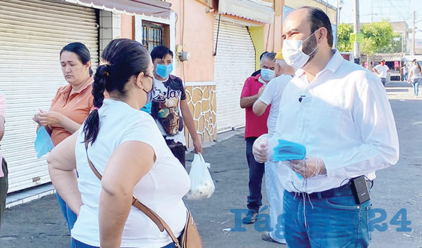 En la salida que dio el alcalde Juan González con parte de su gabinete entregó cubrebocas a cientos de personas, a la vez que los llamó a permanecer en su domicilio; además, se hizo la clausura simbólica de la plaza Cihualpilli, que fue sanitizada por personal del municipio/Fotos: Rafael Hernández Guízar y Francisco Tapia