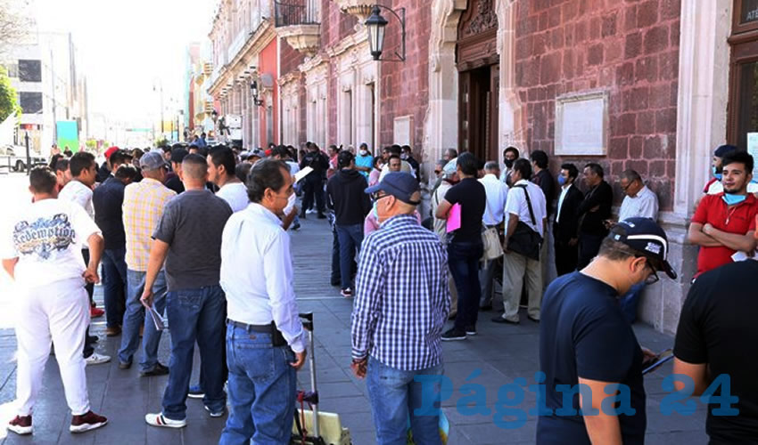 Meseros que no están sindicalizados, esos que trabajan por “la libre”, acudieron a Palacio de Gobierno para solicitar el apoyo de 4 mil pesos anunciado