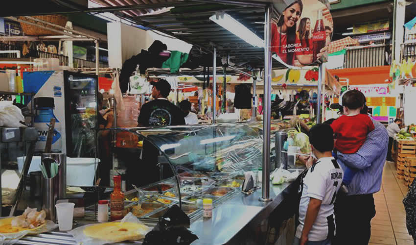 En cocina mexicana El Varil, en el mercado Ter&aacute;n, preparan desayunos para llevar a casa