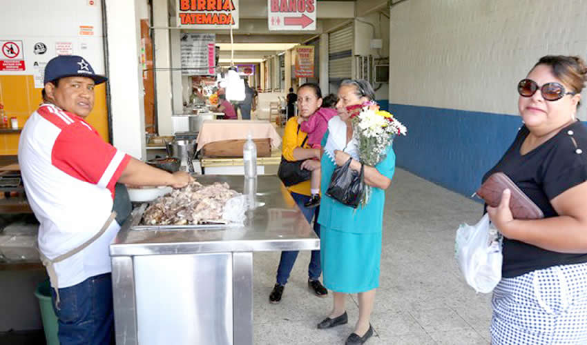 En Birrier&iacute;a El G&uuml;ero, en el mercado Ju&aacute;rez, llevan birria para desayunar