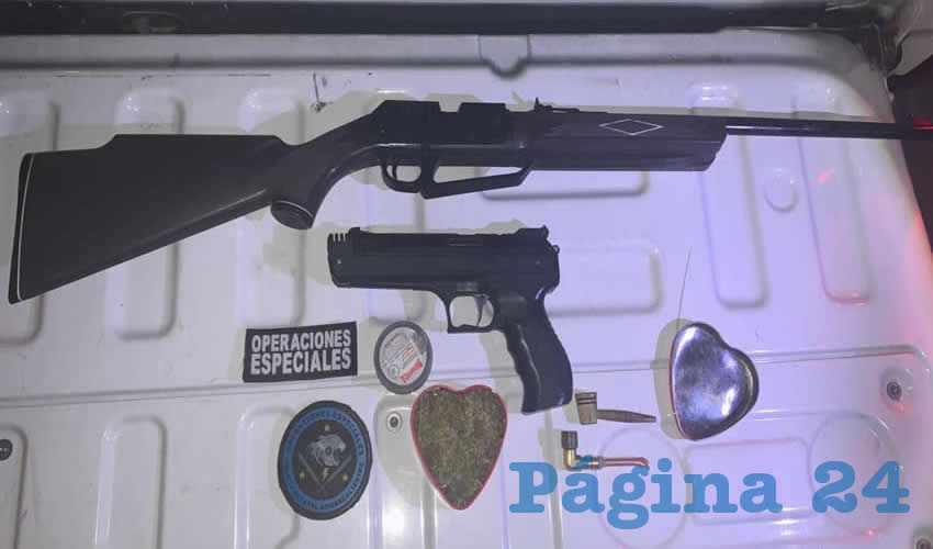 El rifle, el arma de plástico y la mariguana que portaba Roberto Benjamín “N” “N”, de 25 años de edad