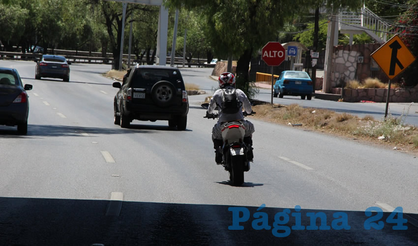 El fotoperiodista Édgar Robledo Rodríguez, mejor conocido como “Gary”, quien utiliza su medio de transporte para desarrollar un segundo empleo, llevar alimentos hasta los hogares de quien lo solicite