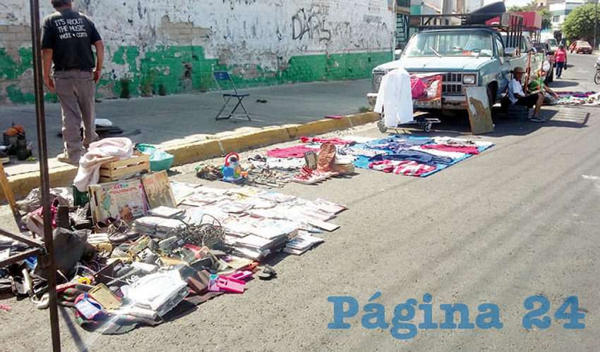 La prohibición de comercio en la vía pública ha golpeado a quienes tenían su sustento en los tianguis; la medida de aislamiento también pega a las personas de la tercera edad que trabajan en tianguis, pues “ya no tienen para comer”/Foto: Francisco Tapia