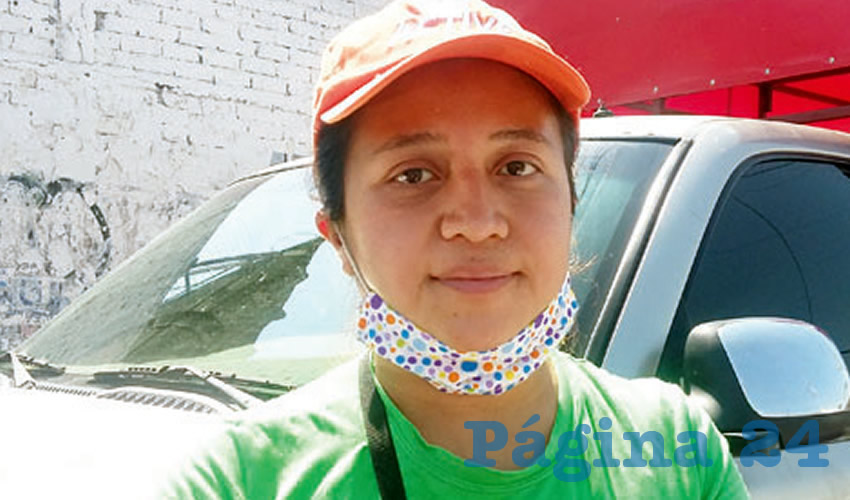 Sandra Martínez salió al tianguis de la colonia San Marcos con la esperanza de sacar algo de dinero para comprar el tratamiento médico que requiere su hijo de 3 años de edad, esto pese a las duras medidas de contingencia sanitaria impuestas por Enrique Alfaro/Foto: Francisco Tapia