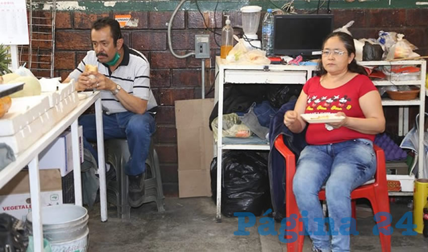 En el mercado Terán, los propietarios Luis Donato e Irene Urzúa desayunaron en su local de frutas y verduras El Niño de Oro