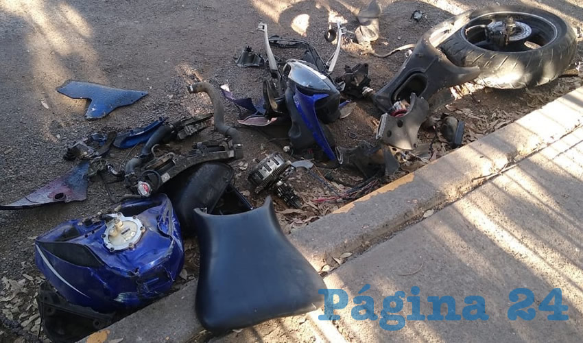 En varios pedazos quedó convertida la jaca de acero Yamaha azul, modelo 2005, sin matrícula, que manejaba velozmente el hoy herido