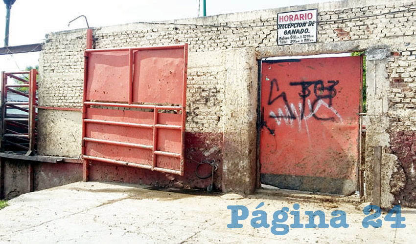 Vecinos del rastro municipal de Tonalá ya están hartos del ruidajo con que opera el lugar; por si no fuera poco, los fétidos olores inundan el aire del primer cuadro tonalteca, además de las contaminadas aguas de sangre y vísceras, pues no hay un manejo adecuado de los desechos/Fotos: Francisco Tapia