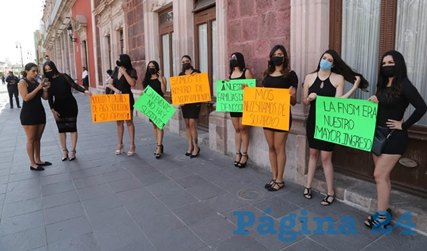 Edecanes, sin trabajo ni dinero (Foto: Eddylberto Luévano Santillán)
