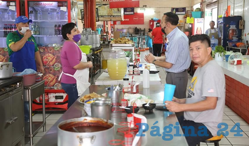 En la cocina económica La Mensajera, en el mercado Morelos, venden desayunos para llevar a casa