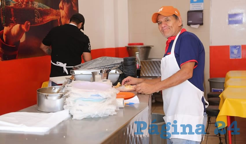 En Lonchería El Mono desayunó unos ricos tacos Porfirio Pérez Calderón, ayudante de la lonchería