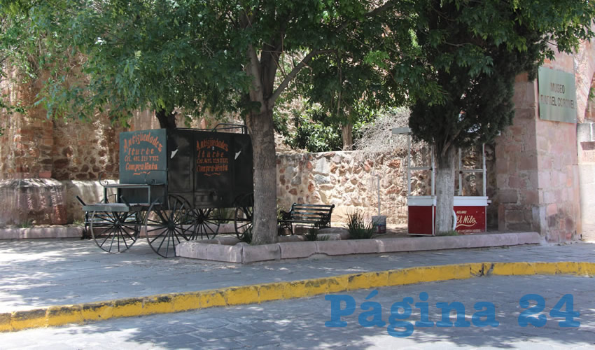 La plaza de San Francisco, ubicada a un costado del Museo Rafael Coronel, mejor conocido como el Museo de Las Máscaras, era hasta hace unas semanas un lugar donde vendedores de artesanías y antigüedades ofrecían sus productos, principalmente a los visitantes del recinto (Foto Rocío Castro Alvarado)