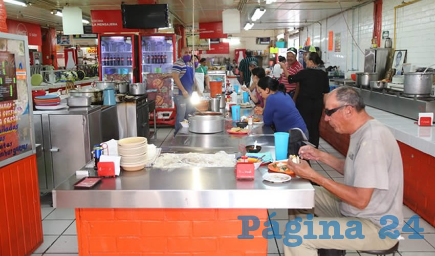 En la cocina económica la Mensajera, en el mercado Morelos, desayunaron una rica birria