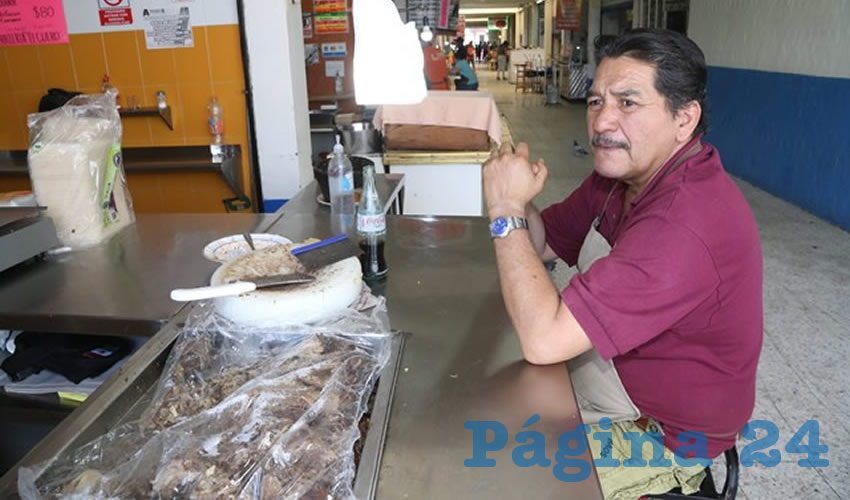 En Birriería el Güero, en el mercado Juárez, desayunó el ayudante del local Roberto Casilla Flores