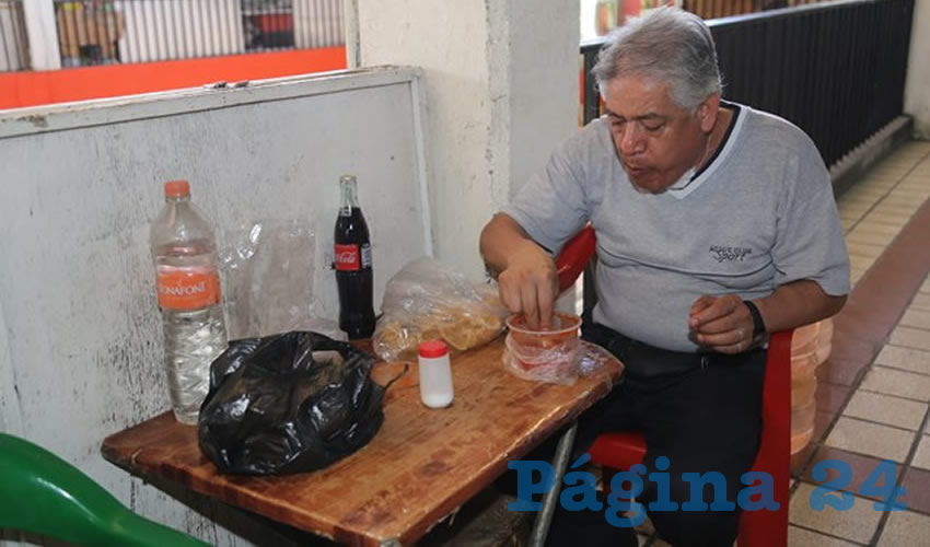 Jesús Zavala López desayunó en su local de Artesanías en el mercado Terán