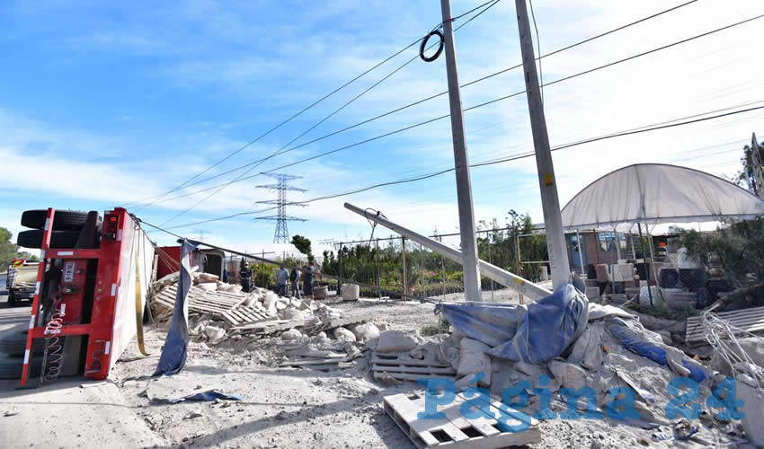 El tractocamión, que transportaba costales de cemento, se volcó sobre la carretera federal 45 sur, cerca del entronque con la carretera a Montoro y derribó un poste de concreto