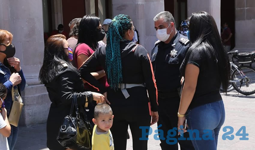 Sexoservidoras tambi&eacute;n se manifestaron en Palacio Municipal, piden despensa, ayuda m&eacute;dica y que no les cobren el agua (Foto: Eddylberto Lu&eacute;vano Santill&aacute;n)