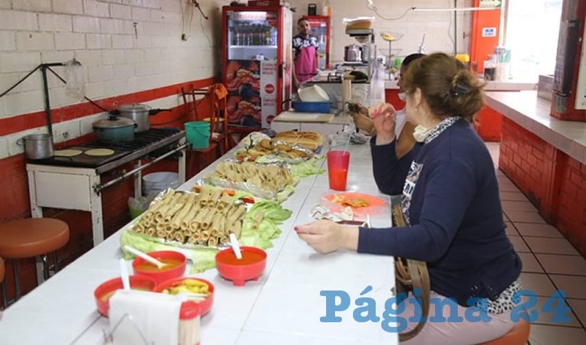 En Tacos y Gorditas Los Brothers, en el mercado Morelos, disfrutando el desayuno
