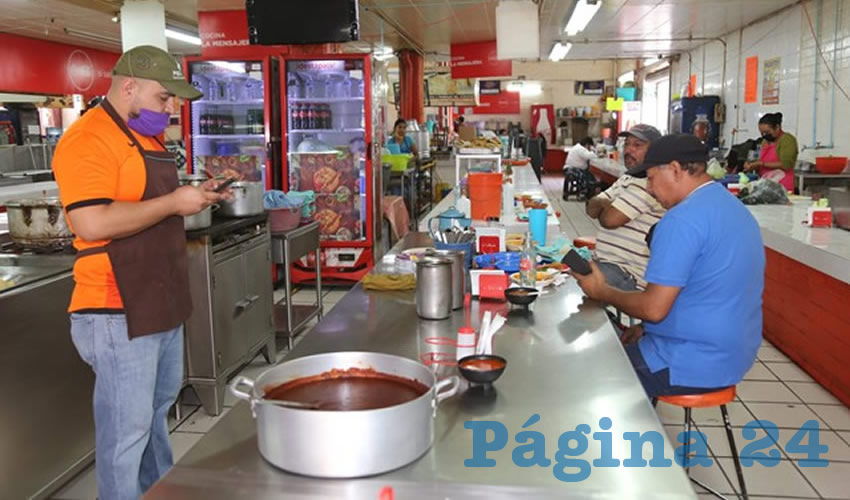 En la cocina económica La Mensajera, en el mercado Morelos, desayunaron un rico mole