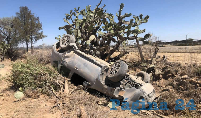 El auto Renault Duster gris quedó volcado junto a un árbol de nopal, salvándose sus dos tripulantes de sufrir goles o heridas de consideración