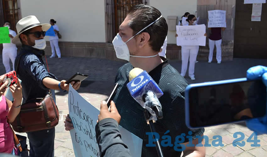 El médico Jafet explicó que la protesta no trata de afectar a los sectores sindicales o políticos, sino que al ser parte del personal suplente de varios municipios se han unido a la exigencia de mejores condiciones laborales, ya que aseguran que les han dejado en los hospitales en lugar del personal de base (Foto: Merari Martínez)
